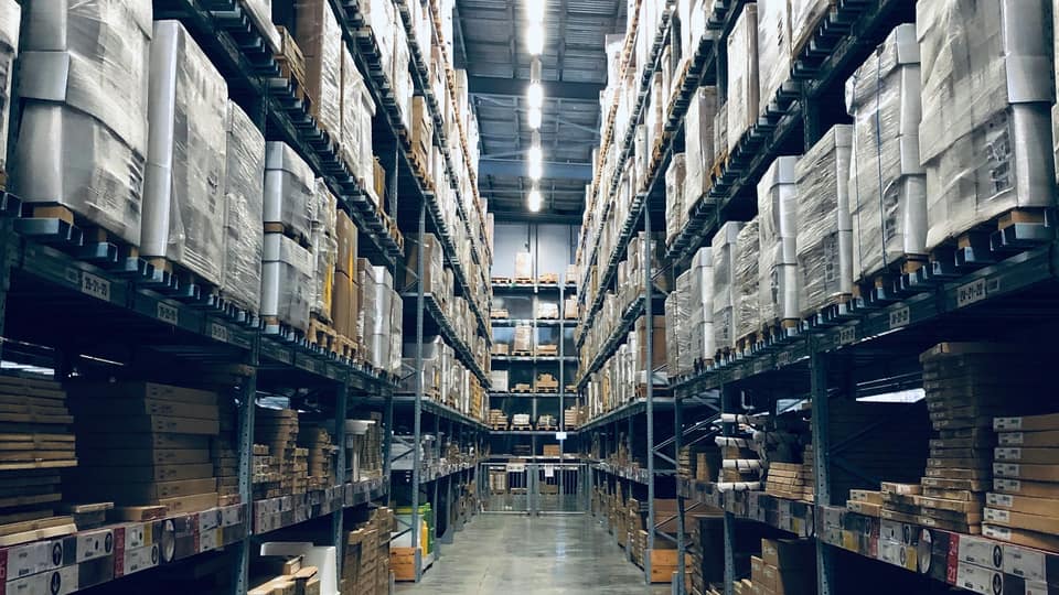 Warehouse volume with sealed pallet rows